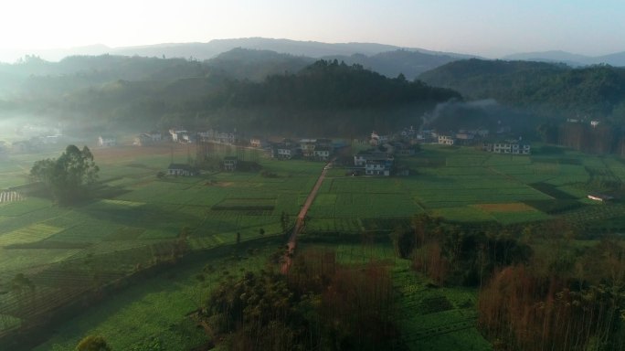 乡村早晨一层薄雾飘在村庄上空美丽风景