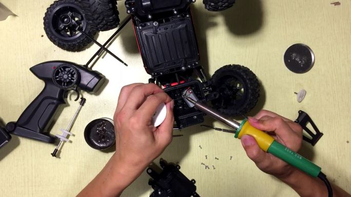维修焊接玩具车30秒抖音用