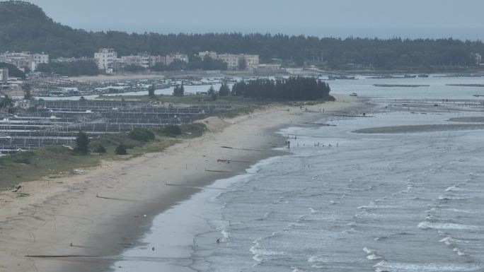 深圳阳江海边城市霞光沙滩 游泳人群