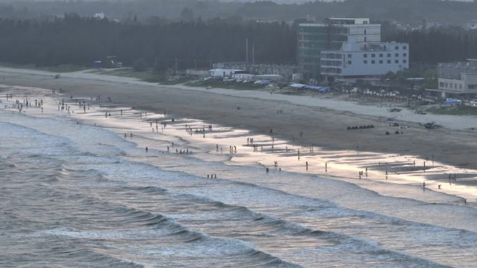 深圳阳江海边城市霞光沙滩 游泳人群