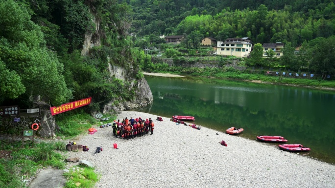 夏天漂流景区救生员培训现场学习