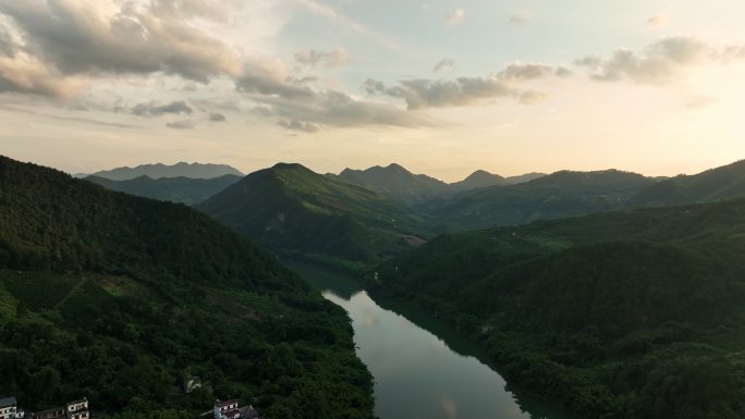 夕阳晚霞中的桂林漓江最后一公里两岸风光