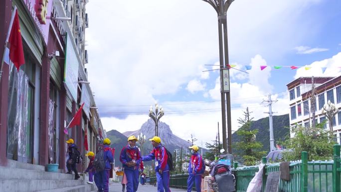 学生走在街道上 小学生 学生带鸭舌帽