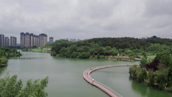 航拍贵阳市阅山湖湿地公园夏天景色自然风光