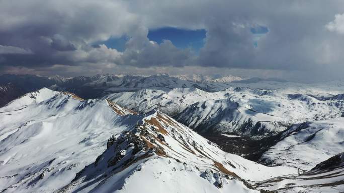 被白雪覆盖的西藏群山
