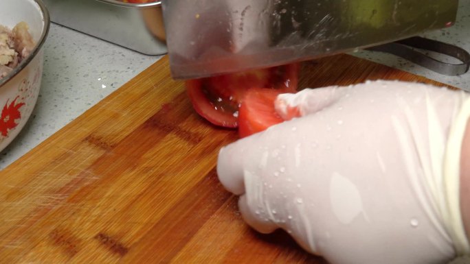 开水烫西红柿去皮切块 (1)