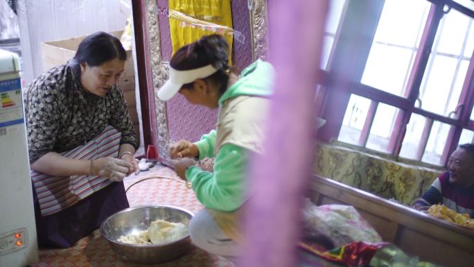 准备食材 糯米粑 妇女 少数民族妇女
