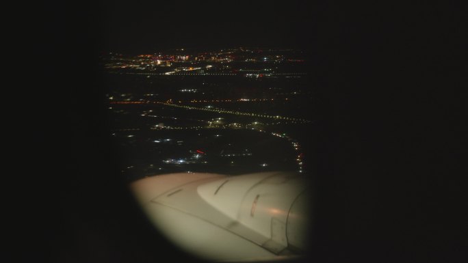 飞机舷窗外城市霓虹夜景
