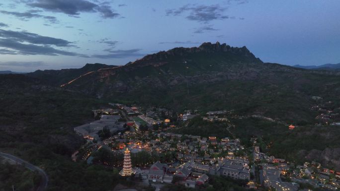 中国北京明代古长城夜景风光 古北水镇夜景