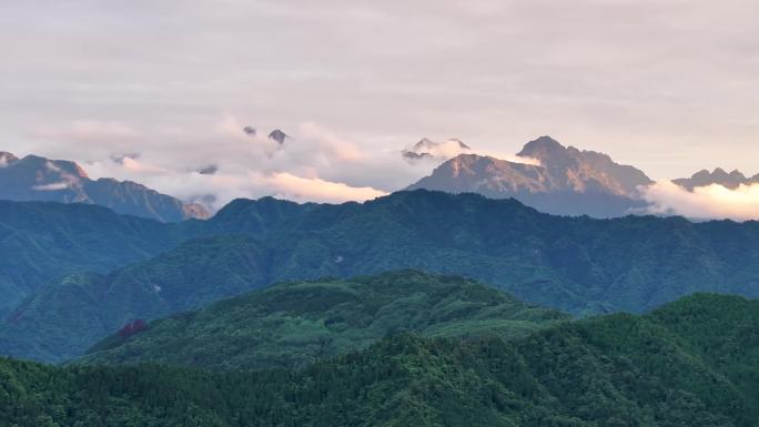 晨曦下的四川龙门山脉