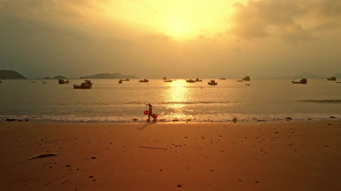 海浪沙滩渔民赶海