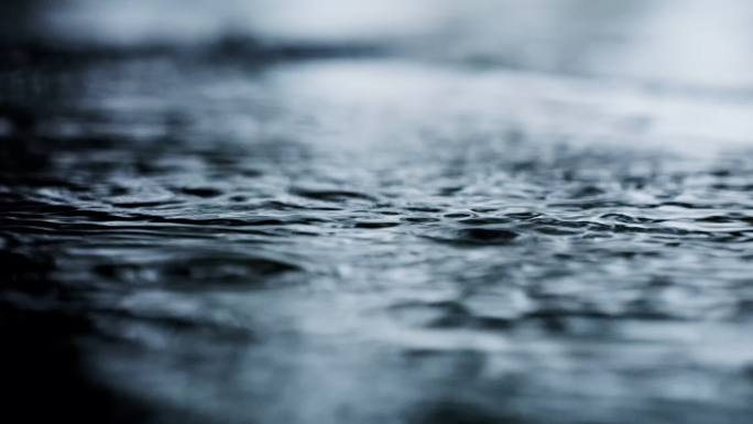 阴雨天大暴雨地面雨滴