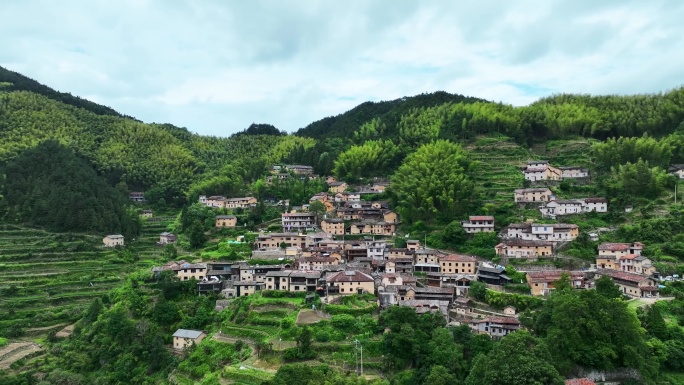 航拍浙江丽水松阳山谷里的村庄田园风景