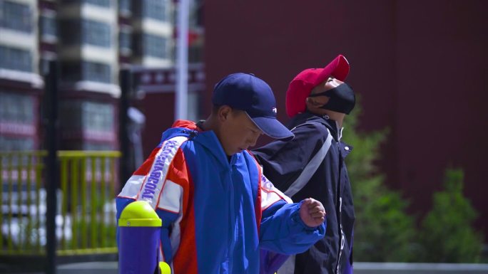 下课  学生放学 学生 小学 学校