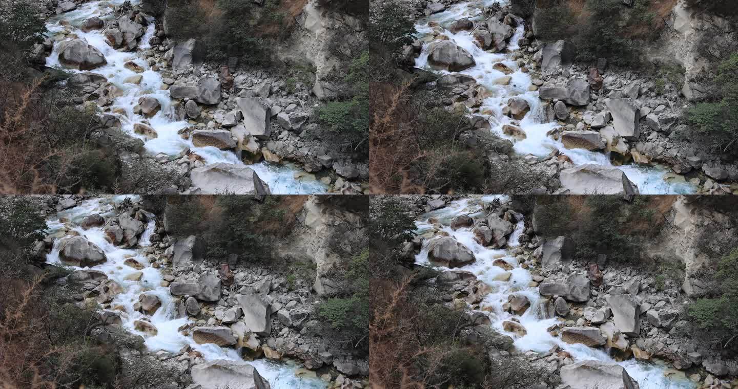 峡谷中的冰雪融水