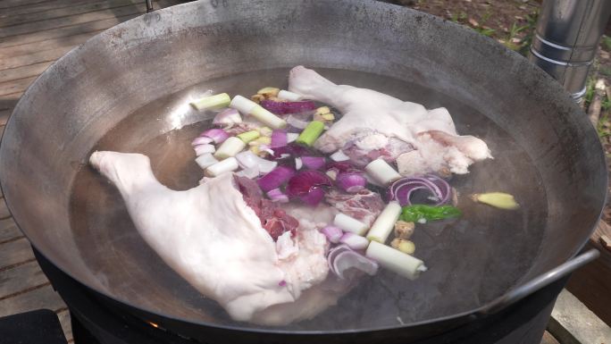 户外烧烤清炖羊肉汤