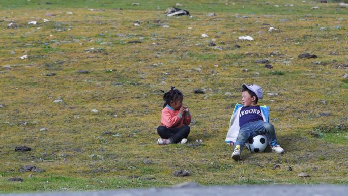 顽皮小男孩 玩耍 踢足球农村小孩