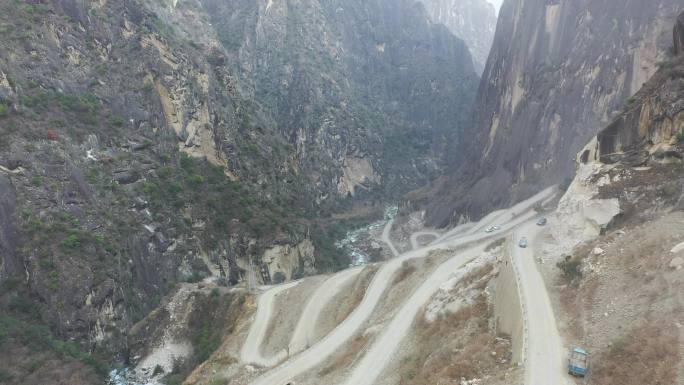 高山峡谷间的曲折道路