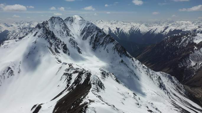 白雪覆盖黑山