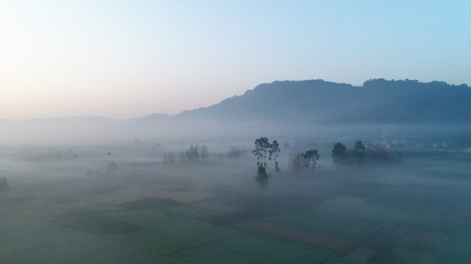 乡村早晨一层薄雾飘在村庄上空美丽风景