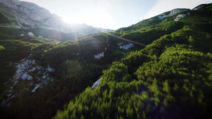 FPV穿越机无人机航拍高山森林山脉阳光