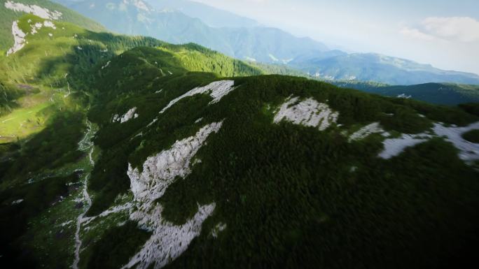 FPV穿越机无人机航拍高山森林山脉阳光