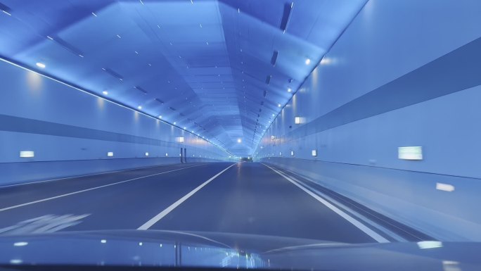 城市快速路蓝色隧道