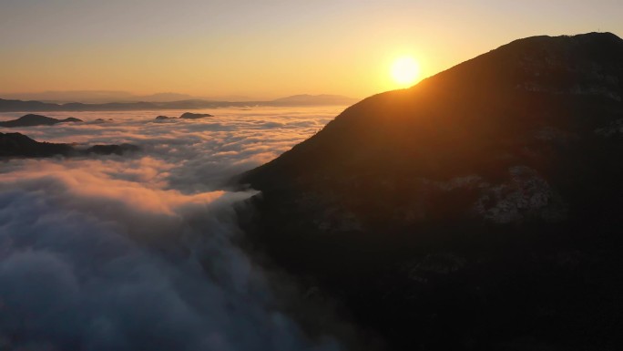 美丽的白色积云在山顶上飘扬的空中景观