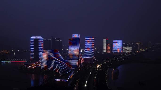 暴雨中的厦门中心夜景