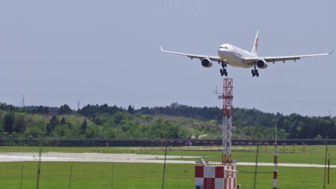 东方航空A330降落成都天府国际机场