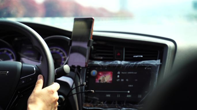 网约车司机驾驶室开车特写方向盘视频素材