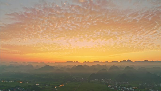 乡村振兴 山区清晨鱼鳞云地震云