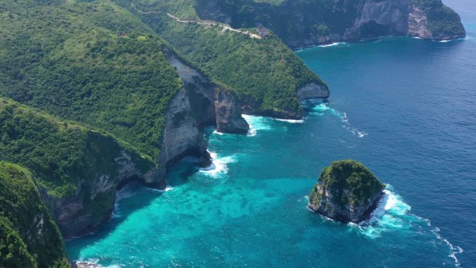 海景和岩石的鸟瞰图。从顶视图的绿松石水背景。从空中到夏天的海景。夏季冒险。旅行 - 视频