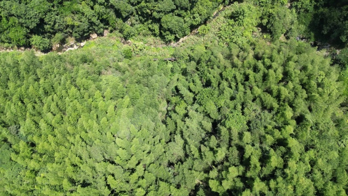 山区光影略过大地