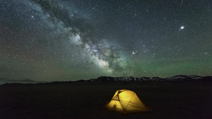 2.银河带着云彩穿过星空