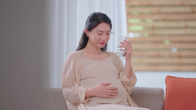 喝水的孕妇
