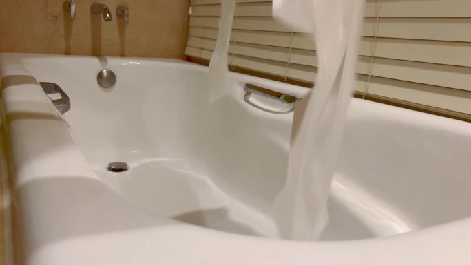 浴缸里铺一次性泡澡袋 (2)