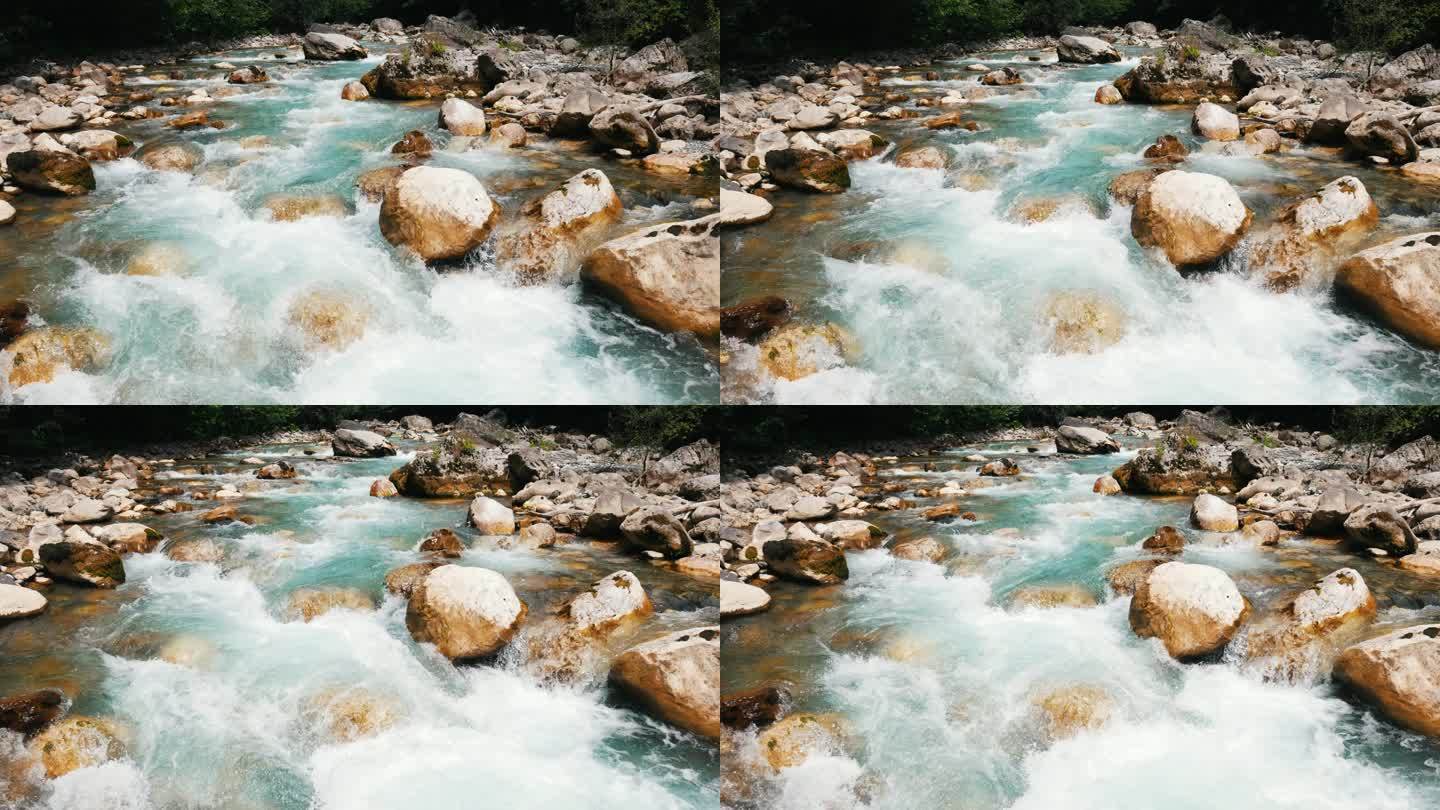 山河, 自然景观。清澈的水在大石头间移动