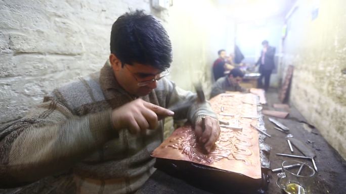 伊朗伊斯法罕的大巴扎里的传统铜板雕刻艺术