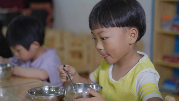 幼儿园儿童食堂吃饭