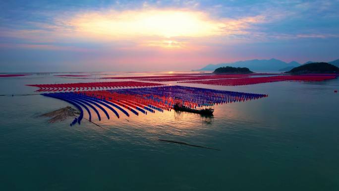 光影里的渔船出海 海上日出