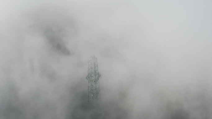 实拍云海之中云雾下的通信信号铁塔