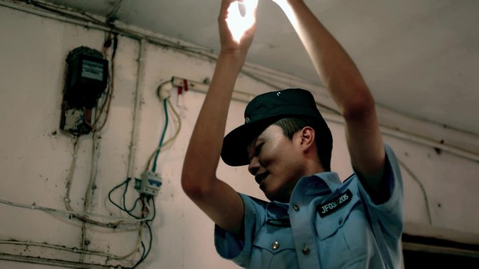 【4K】民警帮助社区老人换灯泡