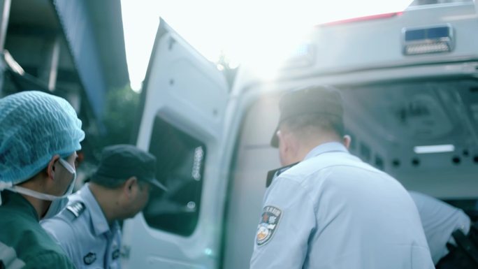 【4K】民警护送病人上救护车