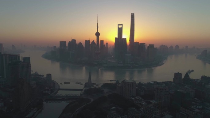 上海的天际线在阳光灿烂的早晨，陆家嘴