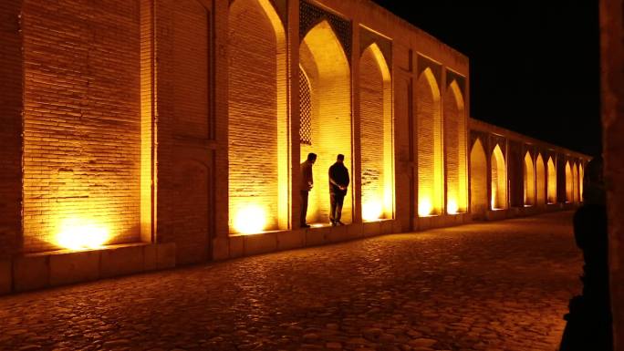 伊朗伊斯法罕郊外的郝久古桥的慢生活