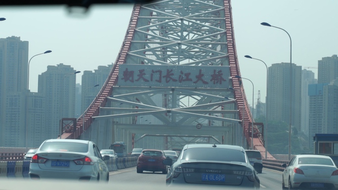 驾驶室车窗外第一视角重庆朝天门长江大桥梁