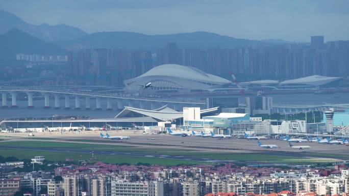 一架厦门航空的飞机从厦门机场起飞