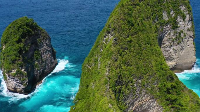 海景和岩石的鸟瞰图。从顶视图的绿松石水背景。从空中到夏天的海景。夏季冒险。旅行 - 视频