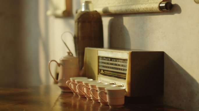 4K80年代江南农户茶桌上的收音机和茶杯